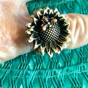 NWT Sunflower and Bee Stretch ring. Silver/gold.